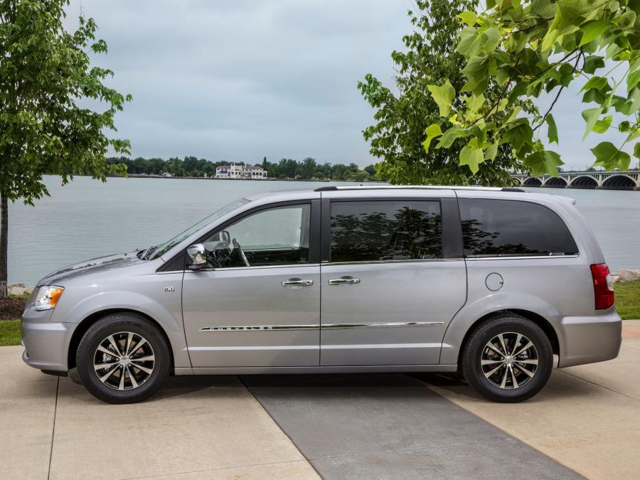  Chrysler Town & Country 30th Anniversary 2013 года  (фото 6 из 11)